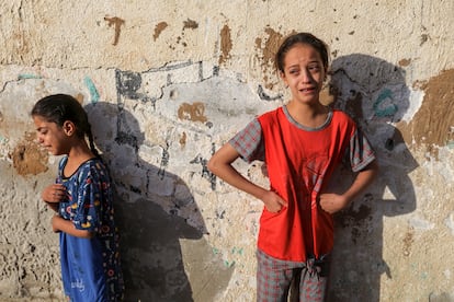 Dos niñas palestinas lloraban a sus familiares muertos tras los ataques aéreos israelíes, en el exterior de la morgue del hospital An Najar de Rafah, antes de su funeral. 