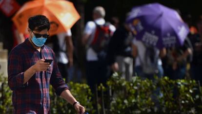 Un hombre usa una mascarilla en las calles de Sevilla.