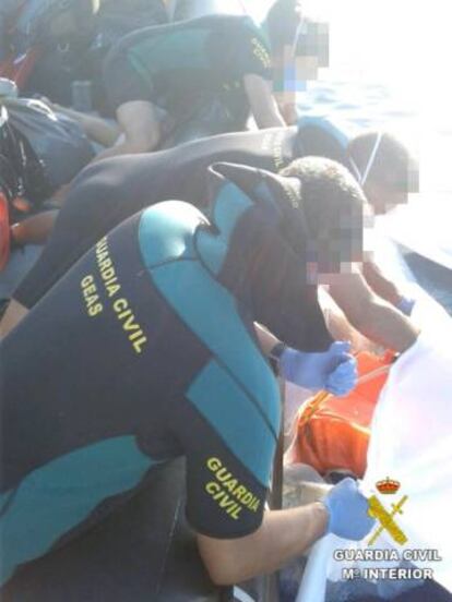 Agentes del GEAS de la Guardia Civil recogen el cadáver encontrado flotando en el agua.