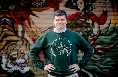 Marc Giró posa, con sudadera con mensaje -"es la asociación de una amiga"- en Barcelona.