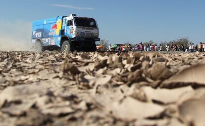 Los pilotos rusos Dmitry Sotnikov, Mizyukeav Vayatcheslave y Andrey Aferin compiten en la cuarta etapa 4 del rally Dakar. 
