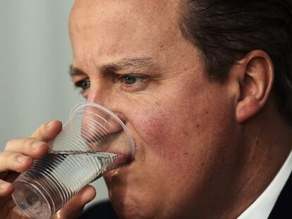 El primer ministro brit&aacute;nico, David Cameron, bebe un vaso de agua durante una reuni&oacute;n celebrada en la segunda jornada de la Cumbre Europea en Bruselas, a fin de asegurar su permanencia en el club comunitario de cara al refer&eacute;ndum brit&aacute;nico. 