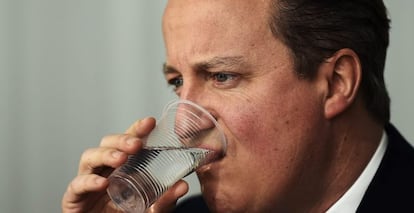El primer ministro brit&aacute;nico, David Cameron, bebe un vaso de agua durante una reuni&oacute;n celebrada en la segunda jornada de la Cumbre Europea en Bruselas, a fin de asegurar su permanencia en el club comunitario de cara al refer&eacute;ndum brit&aacute;nico. 