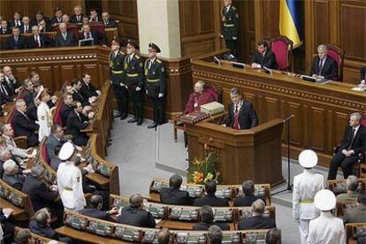 Víktor Yúshenko presta juramento como nuevo presidente de Ucrania en la Rada Suprema o Parlamento.