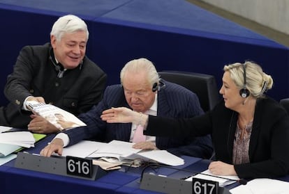 Los europarlamentarios del Frente Nacional franc&eacute;s Bruno Gollnish, Jean-Marie Le Pen y Marine Le Pen. 