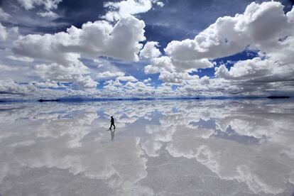 El salar de Uyuni, en Bolivia, ligeramente inundado durante la época de lluvias.