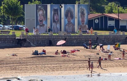 Cuatro grandes paneles con imágenes de Jill Greenberg instalados frente a la playa de Ereaga.