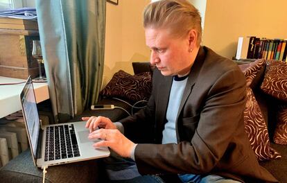 O jornalista e escritor Tuomas Muraja, trabalhando em sua casa em Helsinque.