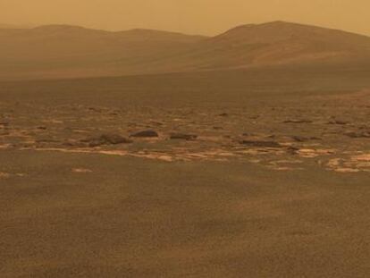 Fotografía tomada por el robot <i>Opportunity</i> en el cráter Endeavour, al que acaba de llegar.