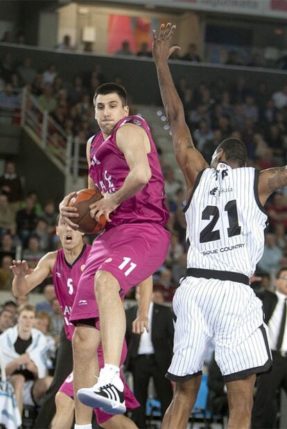 El ala pívot Bjelica, del Caja Laboral Baskonia, captura un rebote.