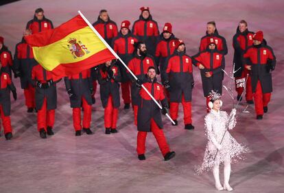 La delegación española, con Lucas Eguibar como abanderado, desfila en la ceremonia de inauguración de los Juegos Olímpicos de PyeongChang 2018, el 9 de febrero de 2018.