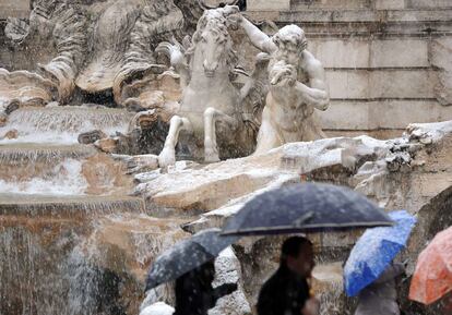 La fontana de Trevi, Roma, con copos de nieve. Italia ha registrado temperaturas de hasta - 30º en la región alpina del Piamonte.