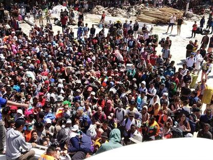 People attempting to leave Gili Trawangan, north of neighbouring Lombok island.