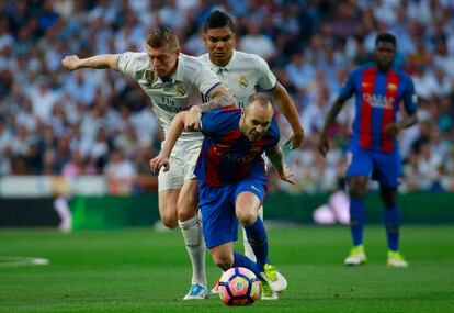 Andrés Iniesta salva la entrada de Toni Kroos y Casemiro.