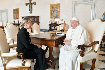 El papa Francisco recibe en audiencia a la vicepresidente segunda y ministra de Trabajo, Yolanda Díaz, el 2 de febrero de 2024.