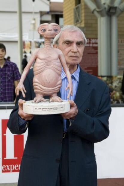 Carlo Rambaldi, con una réplica de E. T.