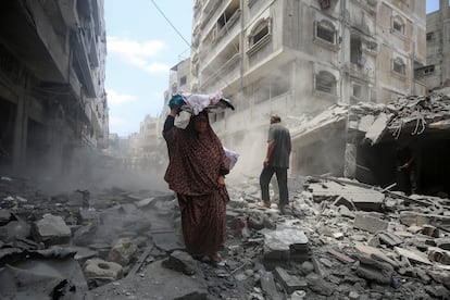 Varias personas inspeccionan el lugar donde se produjo un ataque israelí contra una vivienda en Ciudad de Gaza, el 8 de agosto de 2025. 