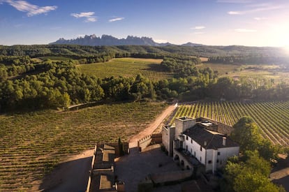 Vista aérea de la bodega y los viñedos de Oller del Mas, con la montaña de Montserrat al fondo (Barcelona).