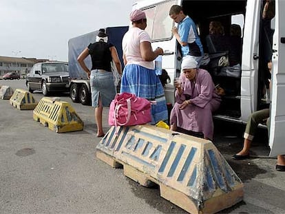 Un grupo de inmigrantes, ayer en Algeciras, momentos antes de embarcar con dirección a Tánger.