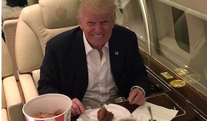 Donald Trump comiendo en el avi&oacute;n presidencial.