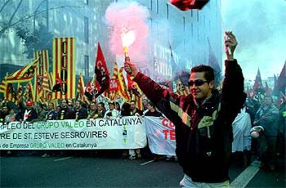 Trabajadores de la multinacional francesa Valeo manifestándose ayer en el centro de Barcelona.