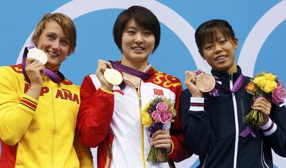 De izquierda a derecha, Mireia Belmonte (plata), Liuyang Jiao (oro) y Natsumi Hoshi (bronce) en el podio.