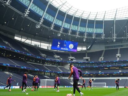 Manchester City treina no novo estádio do Tottenham.