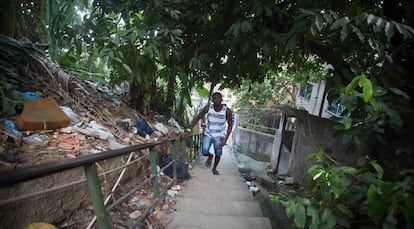 Sagat sobe o morro da Mangueira, no Rio.