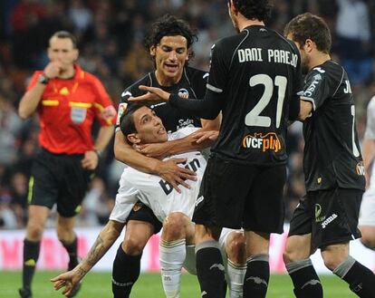 Tino Costa agarra a Di María después de que este se enzarzase con Jordi Alba (derecha).