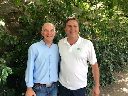 JOSÉ MANUEL SOSA Y VÍCTOR LUGO EN UN CAFETAL / CAPEL