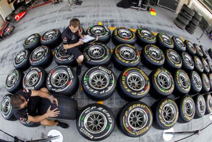 Los mecánicos de Red Bull verifican en el <i>pit-lane</i> los neumáticos