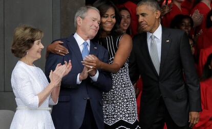 Laura y George W. Bush, Michelle y Barack Obama en la inauguraci&oacute;n del Museo nacional de historia y cultura afroamericana.