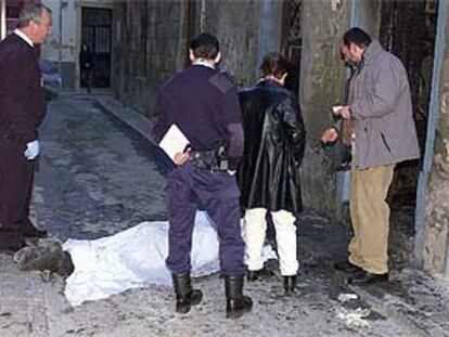 Un grupo de investigadores observaba el cuerpo del hombre fallecido en el incendio ocurrido ayer en una vivienda de Granada.