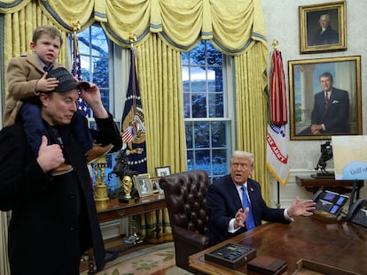 Trump habla con la prensa en el despacho Oval de la Casa Blanca en presencia de Musk y su hijo X.