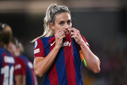 Alexia Putellas besa el escudo del Barcelona durante el partido contra el Benfica en la Champions League.