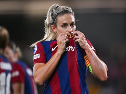 Alexia Putellas besa el escudo del Barcelona durante el partido contra el Benfica en la Champions League.