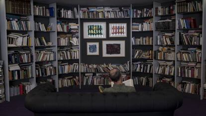 La biblioteca Vicente Verdú, en la redacción de EL PAÍS en Madrid.