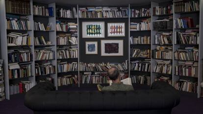 La biblioteca Vicente Verdú, en la redacción de EL PAÍS en Madrid. 