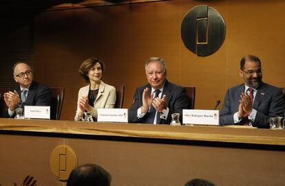 De izquierda a derecha, Luis Gallego (Iberia), Isabel Oliver (secretaria de Estado de Turismo), Clemente González (Ifema) y Olivo Rodríguez Huertas (embajador de la República Dominicana).