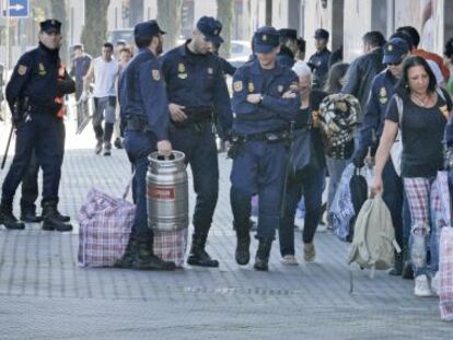 Un momento del desalojo de la corrala La Utop&iacute;a. 