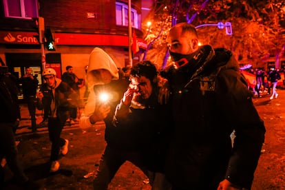 Un herido, tras los choques entre la policía y los manifestantes la noche del martes en Madrid. 