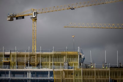 Viviendas en construcción en el barrio de Sant Andreu de Barcelona, este jueves.