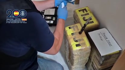 Fardos del alijo incautados en una vivienda turística en Málaga.