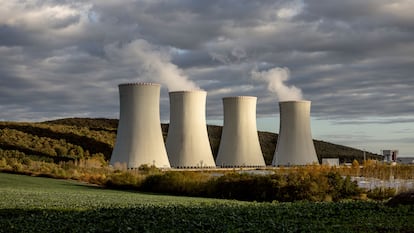 Vista general de las cuatro torres de refrigeración de la central nuclear de Mochovce, en Eslovaquia.