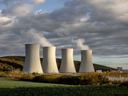 Vista general de las cuatro torres de refrigeración de la central nuclear de Mochovce, en Eslovaquia.