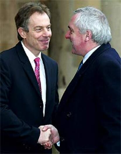 Tony Blair saluda ayer a su homólogo irlandés, Bertie Ahern.