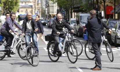 Izagirre (centro) recorre en bici las calles de San Sebastián como preludio de la celebración de la Ziklobia, una iniciativa del Festival Olatu Talka.