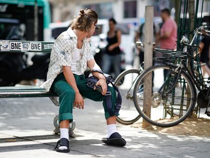 Combinar chancletas y calcetines podría pasar de ser hortera a ponerse de moda. Louis Vuitton lo llevó a la Paris Fashion Week.