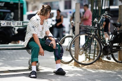 Combinar chancletas y calcetines podría pasar de ser hortera a ponerse de moda. Louis Vuitton lo llevó a la Paris Fashion Week.