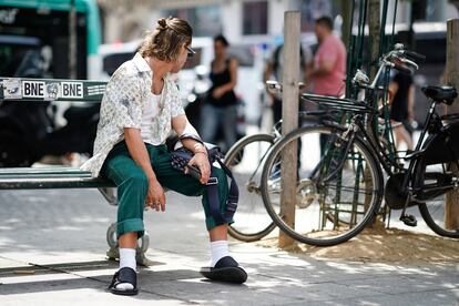 Combinar chancletas y calcetines podría pasar de ser hortera a ponerse de moda. Louis Vuitton lo llevó a la Paris Fashion Week.